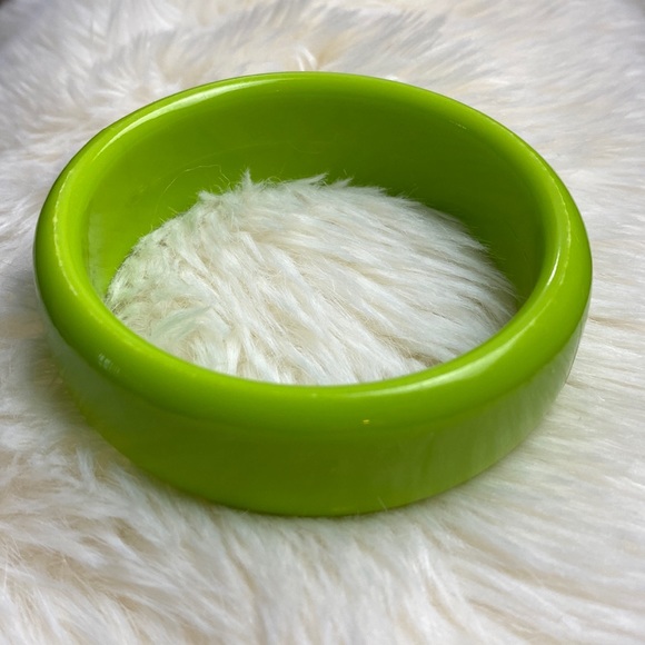 Vintage Apple Green Plastic Bracelet - Picture 1 of 9